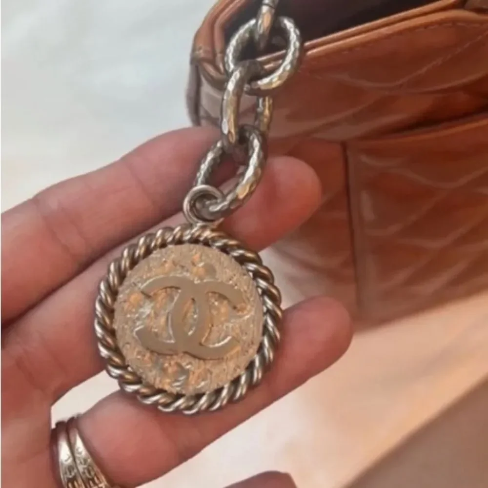 AUTH *Chanel* 🌟OLD MONEY🌟Camel Medallion Patent Leather Classic Tote HandBag Y2K